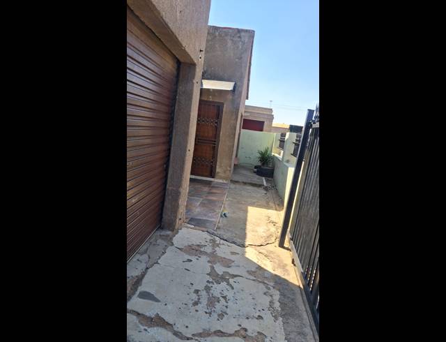 6 BEDROOM HOUSE FOR SALE IN TSAKANE EXT 12